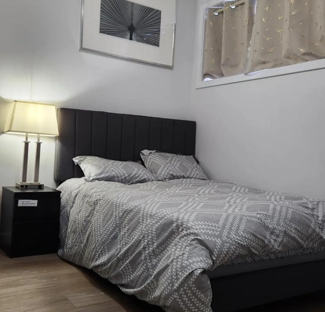 Modern 2 Bedroom Basement Suite At West Edmonton 0*,  Kanada