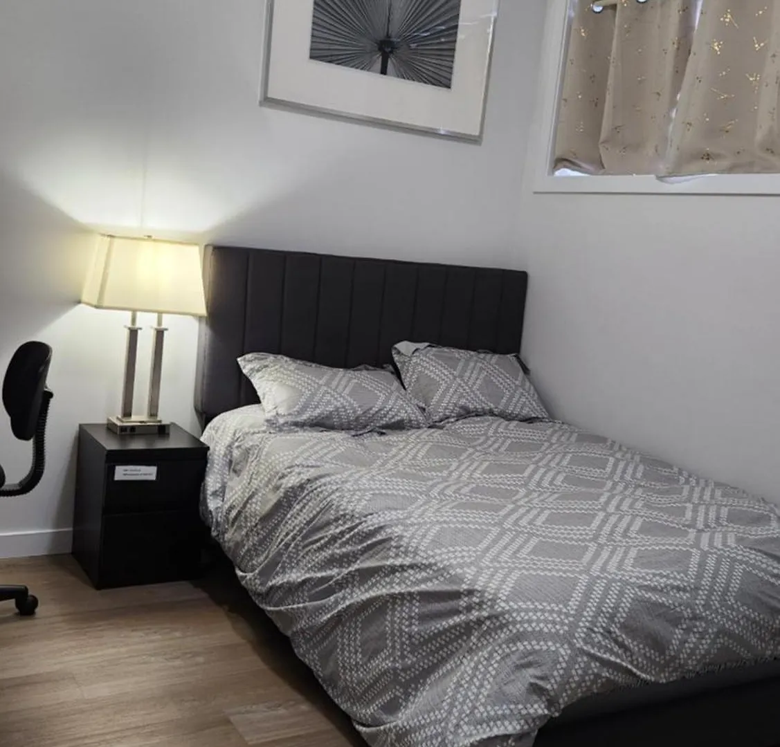 Modern 2 Bedroom Basement Suite At West Edmonton Apartmán