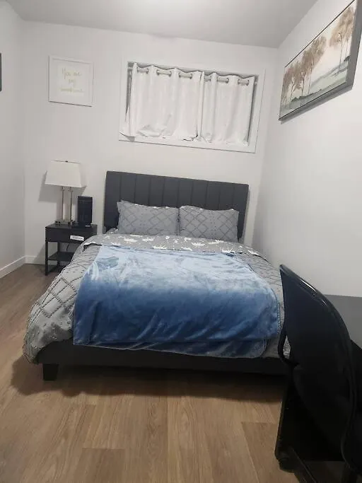 Modern 2 Bedroom Basement Suite At West Edmonton Apartmán