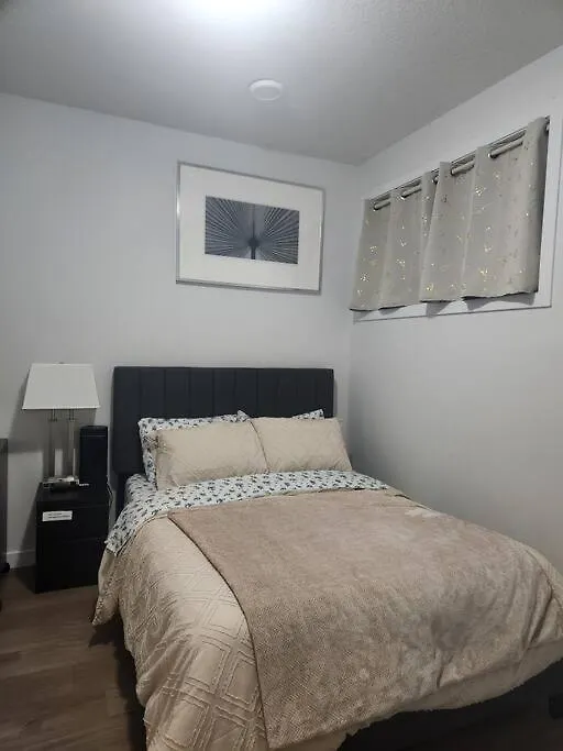 Modern 2 Bedroom Basement Suite At West Edmonton Apartmán